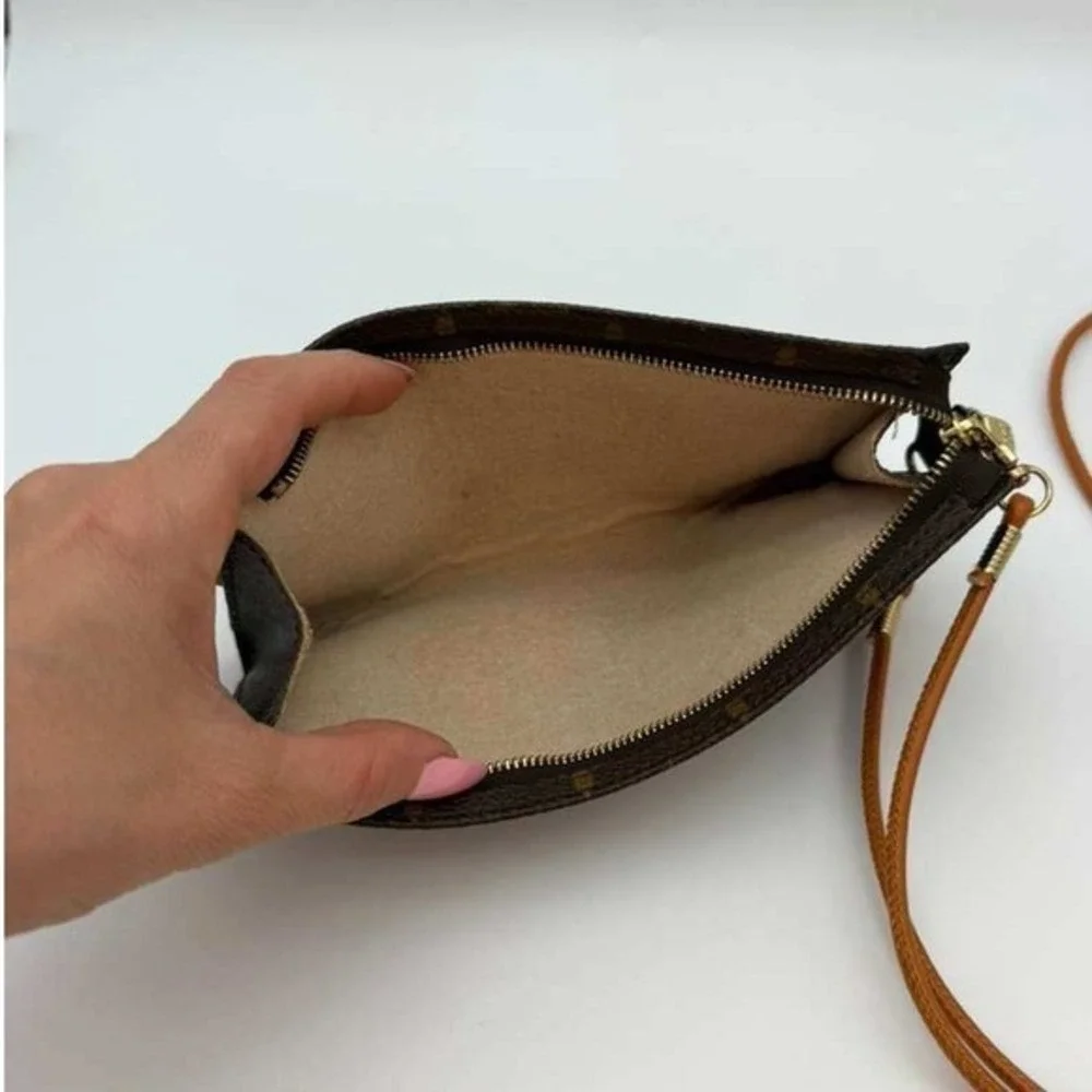 Louis Vuitton Monogram Pochette Crossbody Bag Authentic LV Wristlet Vintage‎
